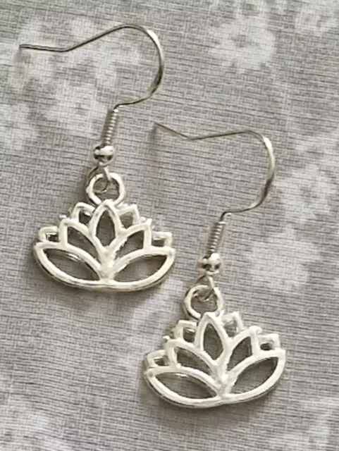 Versilberte Lotus Blume Charm Tropfen Ohrringe auf 925 silber gestempelt Fischhaken