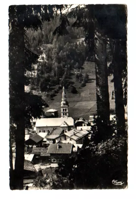 LA CLUSAZ (74) CHALETS , VILLAS & EGLISE en été 1953