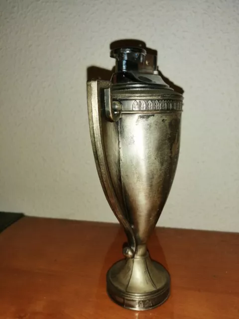 Ancien Briquet Des Annees 1970 Football Coupe  En Metal 15 Cms