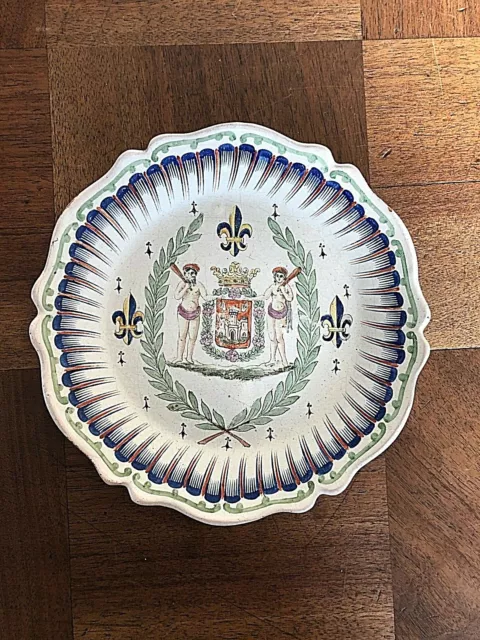 ANCIENNE ASSIETTE EN FAIENCE  " FLEURS DE LYS " signée MC a identifier