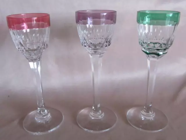 Lot de 3 verres liqueur en cristal de couleur sur pied cristal taillé