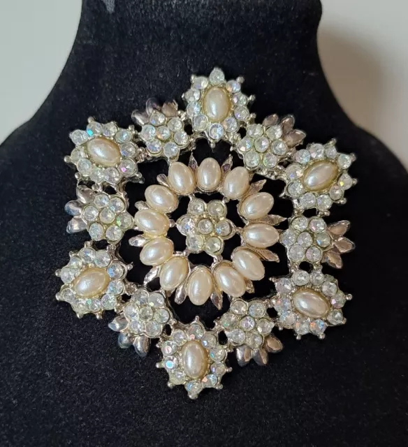 Vintage Starement BROOCH FAUX PEARL/DIAMANTE Silver Tone Bold Flower Style.