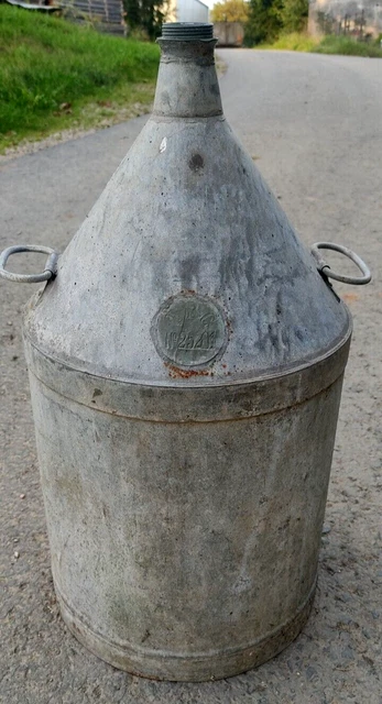 Trinkgefass Aus Einem Ausgehohlten Flaschenkurbis