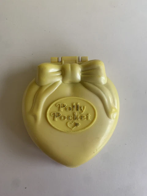 Vintage Polly Pocket 1995 / Stylin' Salon / Yellow Heart Compact / no Figure