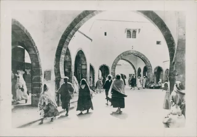 Maroc, Casablanca, Vue sur une Médina et la Mosquée  Vintage print, Photographie