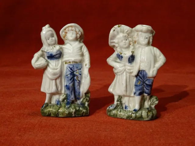 2 anciens petits groupes de personnages couples en porcelaine