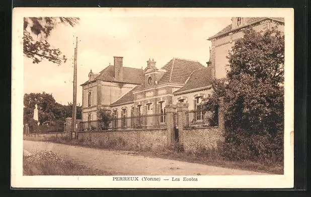 CPA Perreux, Les Ecoles