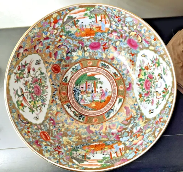 Chine Très Grand Plat en porcelaine  de Canton Famille Rose Richement décoré