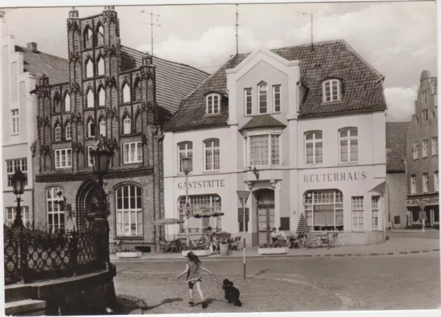 Foto AK DDR Wismar 1975 ! Gaststätte Reuterhaus mit alter Haus - Fassade !