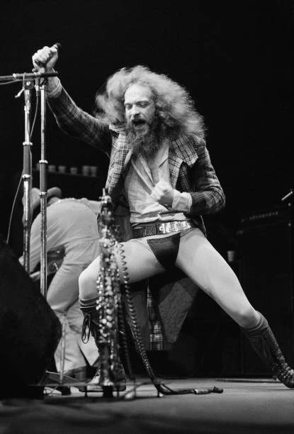 SINGER AND MUSICIAN Ian Anderson Performing With Jethro Tull 1 Music ...