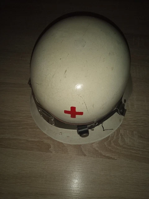 Militaria Helm Armee Wehrmacht  rotes Kreuz DRK Antik rar ?