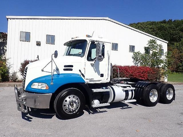2014 Mack Pinnacle Cxu613 Tandem Daycab With 3 Line Wetline