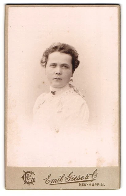 Fotografie Emil Giese & Co., Neu-Ruppin, Portrait junge Dame im weißen Kleid mi