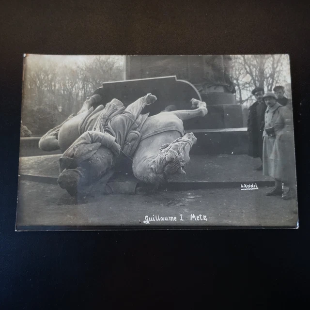 CPA - METZ - GUILLAUME 1er - STATUE DÉBOULONNÉ ET RENVERSÉE