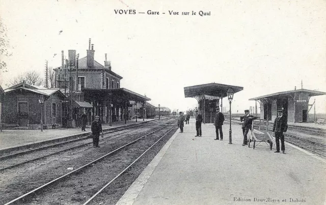 D28 VOVES ( Eure et Loir ) - LA GARE, VUE ANIMEE SUR LE QUAI