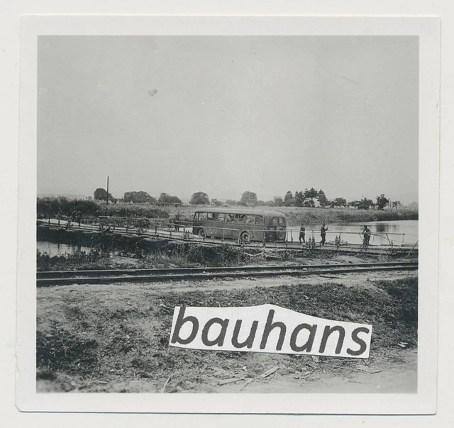 Frankreich Flußübergang über die Marne Kraftomnibus Wehrmacht , Kfz 1940 (6483x)