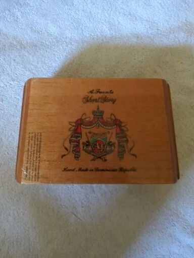 ARTURO FUENTE Wood(en) CIGAR BOX 210039 Hand Made Short Story 25 Cigars Box