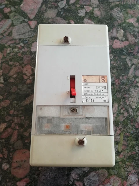 Ancien disjoncteur différentiel 500 mA 10/30A triphasé 440V
