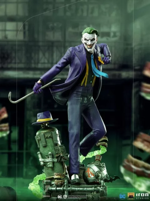 Batman The Joker Deluxe Art 1:10 Scale Statue by Iron Studios