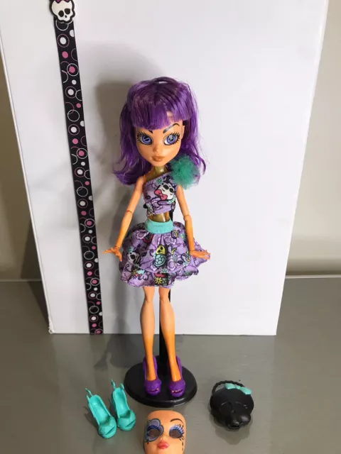 AS NEW Monster High doll - inner monster eye changing doll shy,silly condition