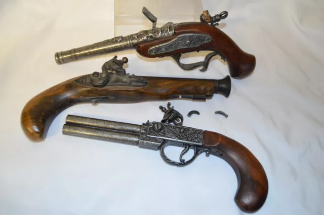 Lot De Trois Pistolets (Factices) Premier Empire. Lot N°3  Pistolet