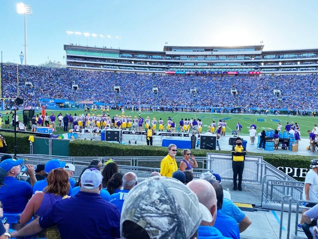 3 TICKETS Available UCLA vs OREGON ~ AMAZING SEATS!! 7th ROW 45 YARD LINE AISLE!