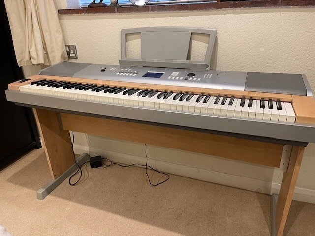 Yamaha DGX-620 portable grand