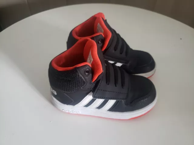 Baskets Enfant Adidas taille 26.