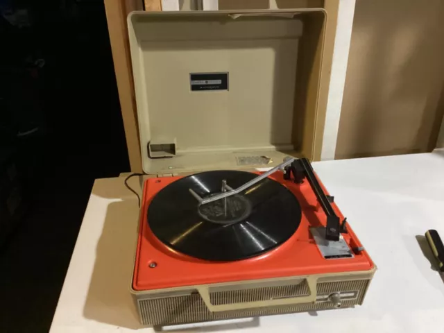 VINTAGE GENERAL ELECTRIC~GE V638H Portable Record Player (Works) (floor6)