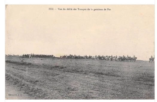 Cpa Moroc Fez View Of The Parade Of The Troops Of The Garrison Of Fez