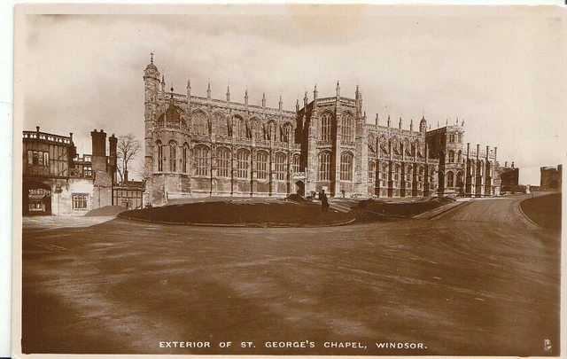 BERKSHIRE POSTCARD - Exterior of St George's Chapel - Windsor - Real ...