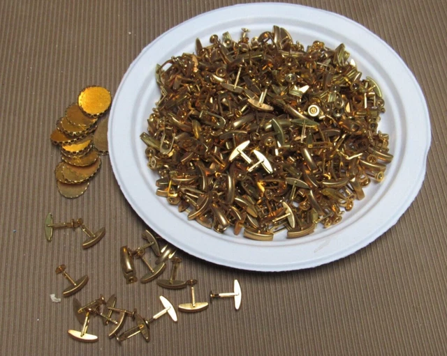 Más de 200 pares de gemelos hallazgos en blanco 7 mm almohadilla tono dorado de New Old Stock