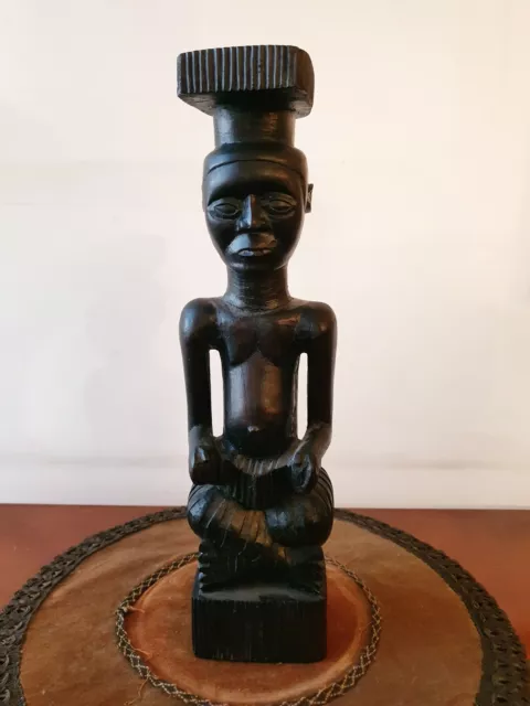 Statua africana in legno intagliata