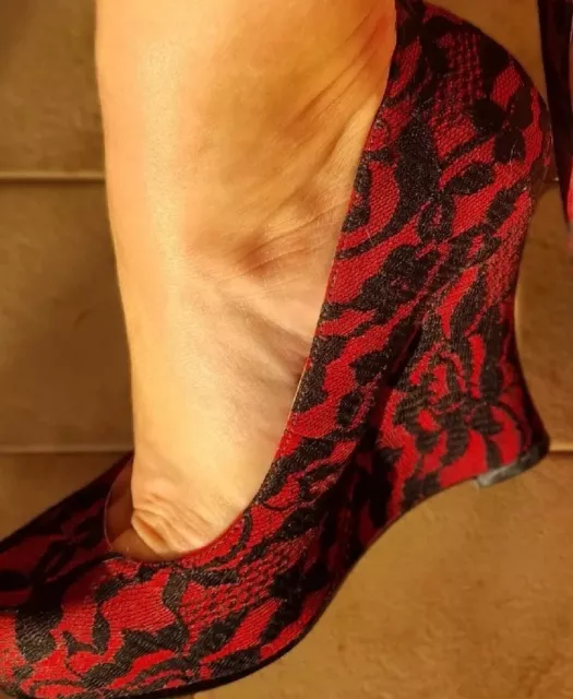 Enzo Angiolini Wedges EU 38 red & black lace immaculate round toe  pump Heels