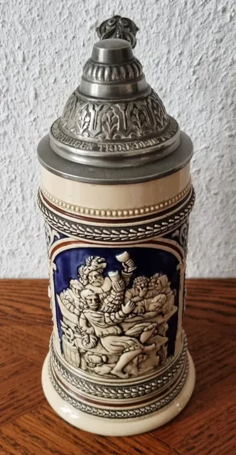 schöner Keramik Bierkrug m. Zinndeckel - Wirtshausszene -Ritter -Waffen um 1910