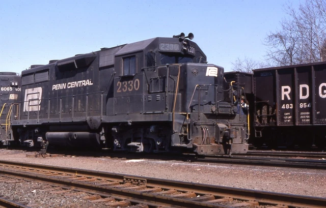 Penn Central GP35 2330 Original Kodachrome Slide