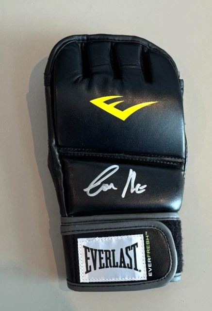 Gant UFC signé par Conor McGregor - Cadre exclusif ! Glove