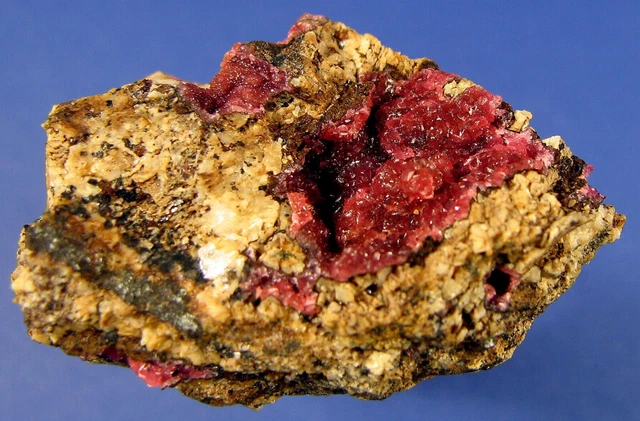 Spherocobaltit aus der Aghbar Mine im Bou Azzer Distrikt in Marokko