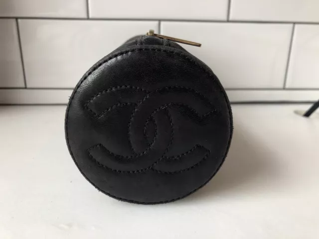 CHANEL vintage matelassé cuir noir matelassé cylindre étui maquillage pochette sac à main 2