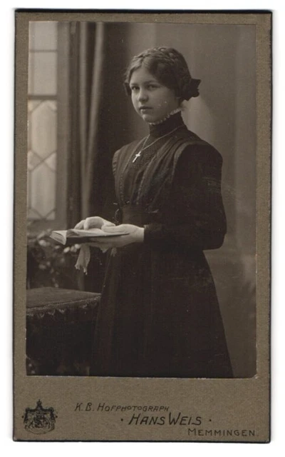 Fotografie Hans Weis, Memmingen, Portrait junge Dame im Kleid mit Kreuzkette un