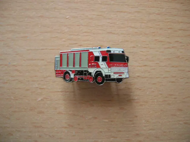 Pin Anstecker Feuerwehr Frankfurt Iveco Rüstwagen RW / Schiene Art 6118