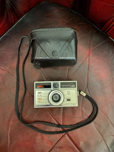 VINTAGE - Kodak - Instamatic 204 Camera and case - Very Good Condition