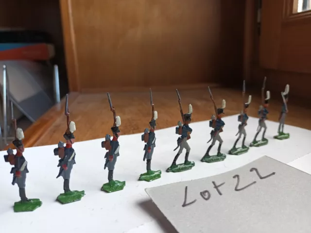 soldats plat d'étain peints. lot de 9 Figurines  piétons dont officier , (Ln°22)