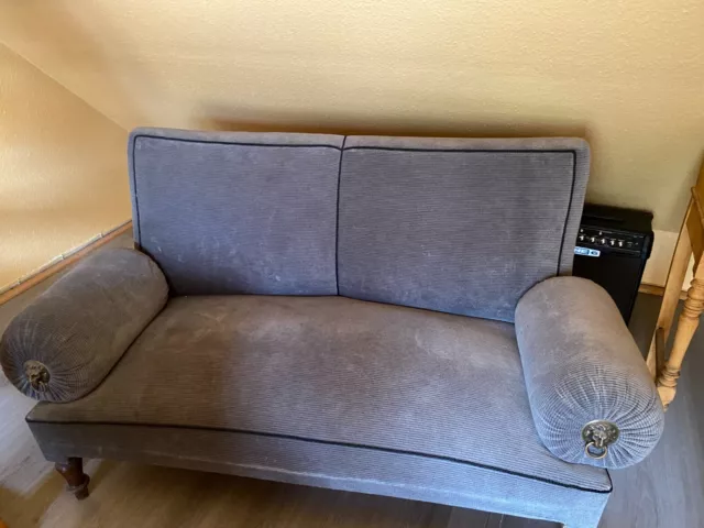 wunderschönes altes Sofa in grauem Samt mit Löwenbeschlag und Zierkordel