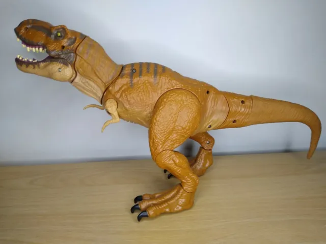 Jurassic World 🦖 Stomp N Strike TYRANNOSAURUS REX with Chomping Action Hasbro