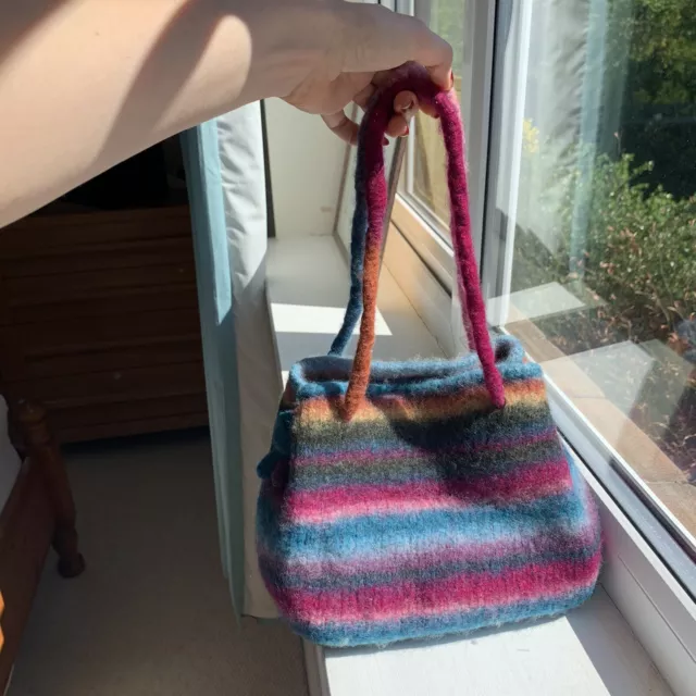 Sac feutré tricoté à rayures multicolores