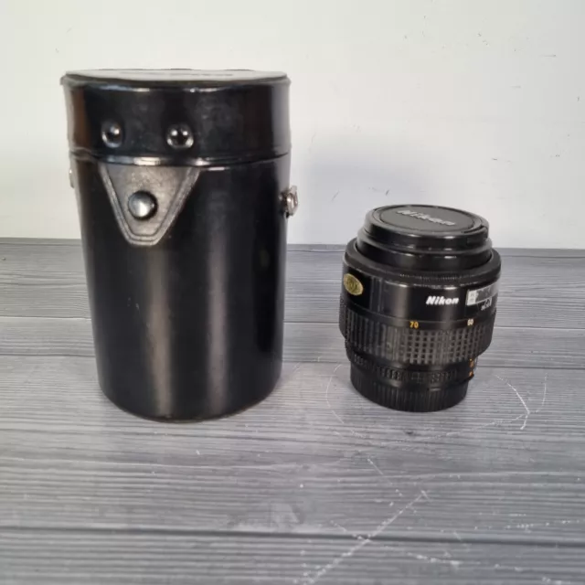 Nikon AF Nikkor 35–70 mm F3,3–4,5 Zoom Objektiv mit Canon Objektivhülle