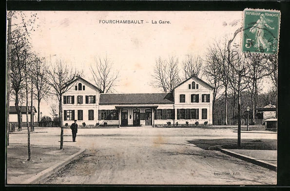 CPA Fourchambault, La Gare, vue de la rue am La Gare
