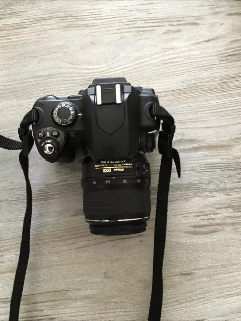 Nikon D D40 6.1MP Digitalkamera - Schwarz (Kit mit II AF-S DX 18-55mm Objektiv)