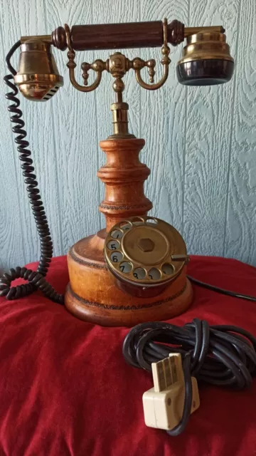 téléphone ancien en bois